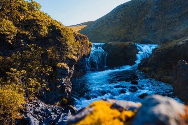İzlanda, dağ nehir rapids ve şelaleler, güzel sahne — Stok fotoğraf