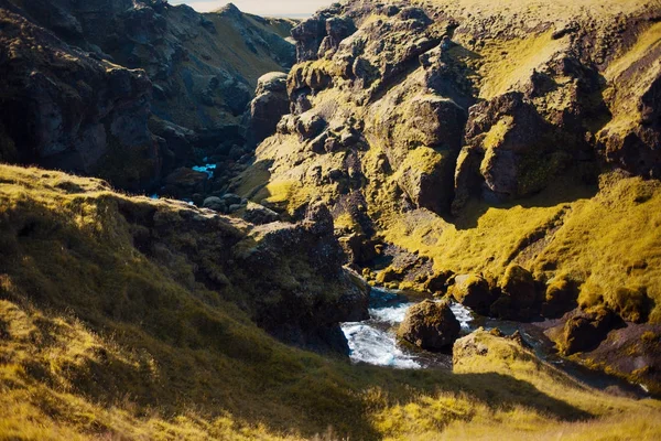 Island, mountain river i ravinen, vacker natur — Stockfoto
