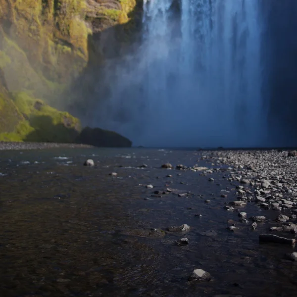 Cascada Skogafoss. La gran cascada famosa en el sur de Islandia —  Fotos de Stock