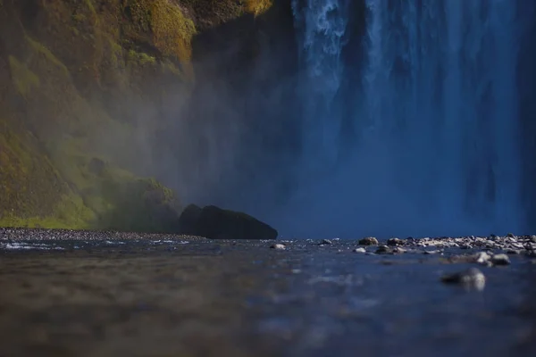 Skogafoss şelale. Nehrin ön planda odaklanmak — Stok fotoğraf