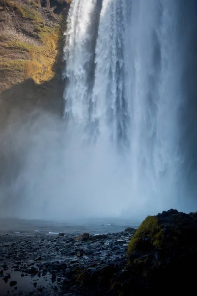 Cascada Skogafoss. La gran cascada famosa en el sur de Islandia —  Fotos de Stock