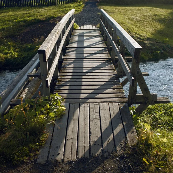 Wooden bridge over a small river — Stock Photo, Image