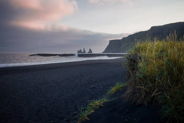 Island, schwarze Strände. schöne Landschaft — Stockfoto