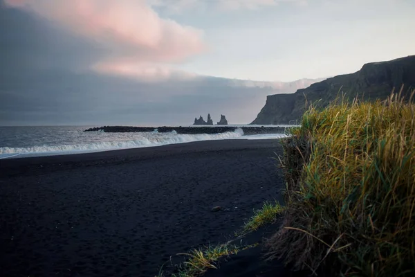 Island, schwarze Strände. schöne Landschaft — Stockfoto