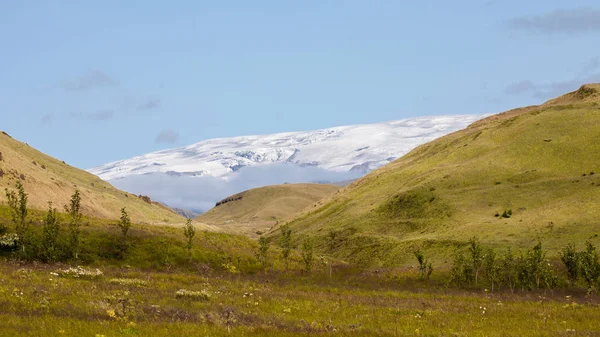 Island, hohe Bergklippe. schöne Landschaft — Stockfoto