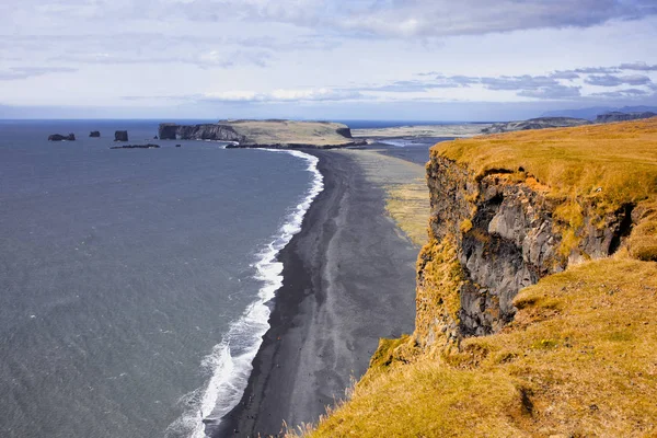 Island, schwarze Strände. schöne Landschaft — Stockfoto