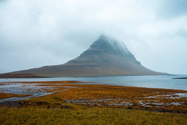 Island, kirkjufell berg i dimman — Stockfoto