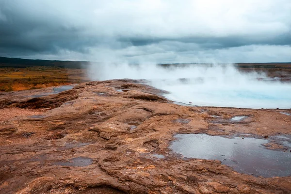 Islande, vallée des geysers, sources d'eau chaude géothermique — Photo