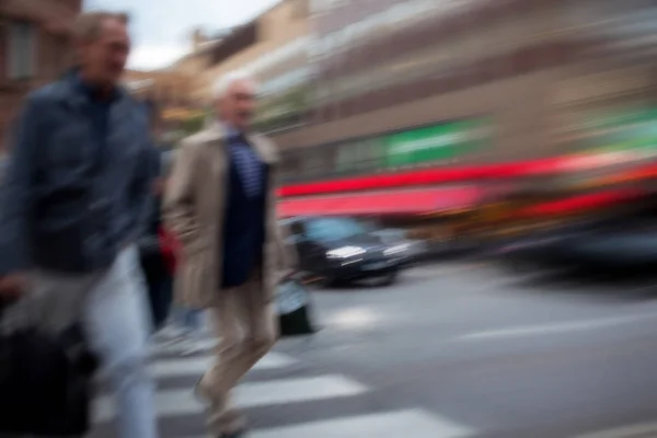 Gente en un paso peatonal, borroso — Foto de Stock