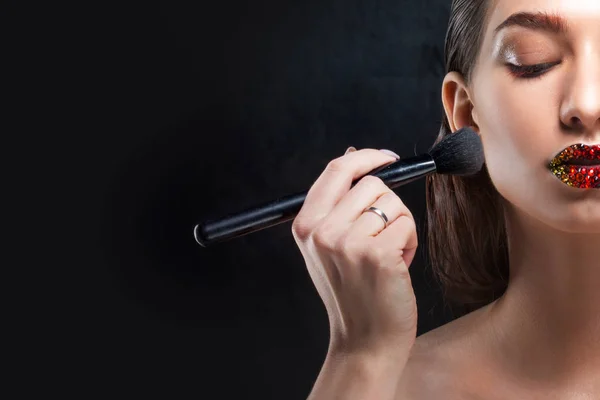 Πώς να κάνει το makeup. Make-up artist με το πινέλο ισχύει η σκόνη. Λαμπερό μακιγιάζ. — Φωτογραφία Αρχείου