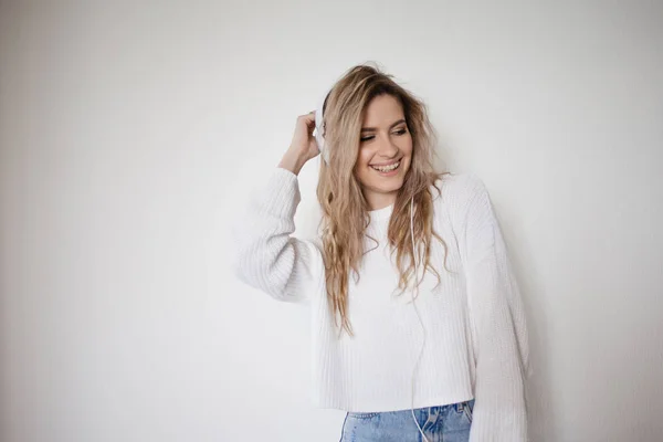 Joven amante de la música hermosa mujer. Retrato de chica atractiva en auriculares con teléfono, aplicaciones para escuchar música —  Fotos de Stock