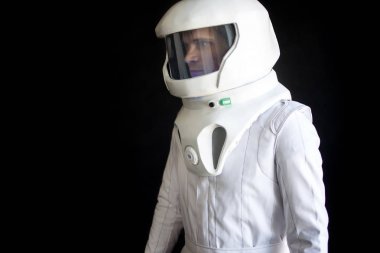 Astronot bir kask içinde aşağı görünüyor. Fantastik uzay giysisi. Uzayın Keşfi.