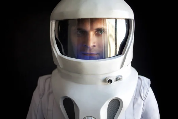 Astronaut in een helm neerkijkt. Fantastische ruimtepak. Exploratie van het heelal. — Stockfoto