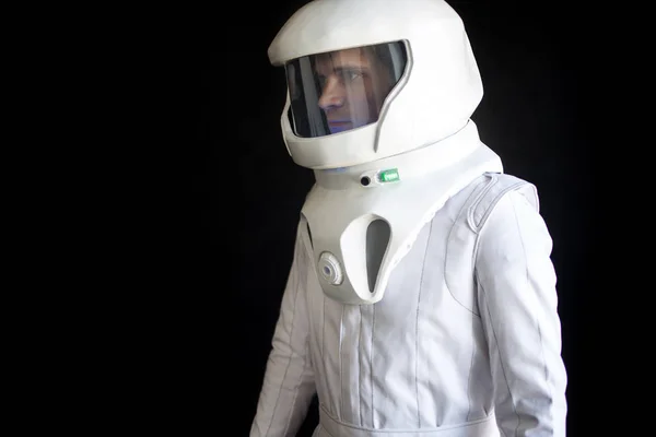 ヘルメットの宇宙飛行士が見下ろします。幻想的な宇宙服です。宇宙空間の探査. — ストック写真