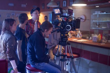 Saint Petersburg, Rusya - 22 Temmuz 2017: Film ekibi konumunda. 4 k kamera görüntü yönetmeni. Film yapımı. Ayarla, yol kenarında kafe, 80s toplayan tarzı