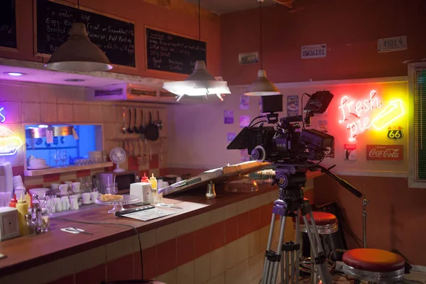 SAINT PETERSBURG, RUSIA - 22 de julio de 2017: Equipo de filmación en el lugar. Cámara 4K Cinematógrafo. Filmmaking. Set, paisaje de la cafetería de la carretera, estilo de los años 80 — Foto de Stock