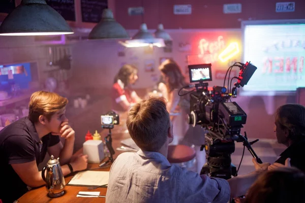SAINT PETERSBURG, RUSSIE - 22 JUILLET 2017 : Equipage de tournage sur place. Caméra 4K cinéaste. Le tournage. Ensemble, décor du café en bord de route, style années 80 — Photo