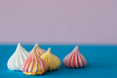 Mavi arka plan üzerinde beze şekli.