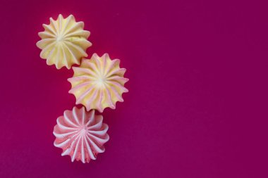 Pembe bir arka plan üzerinde beze şekli.