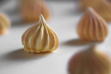 Birçok beyaz arka plan üzerinde beze, sarı.