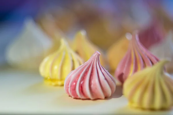 Многие Meringue, шаблон на белом фоне . — стоковое фото