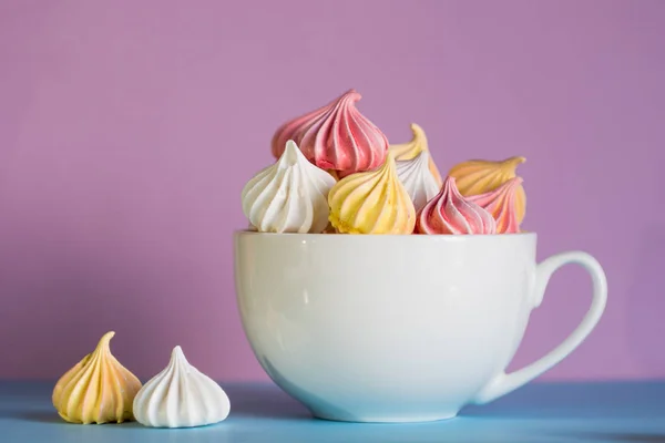 Десерт с безе, много красочных безе в чашке чая — стоковое фото