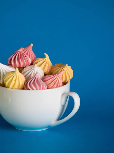 Dessert avec meringue, beaucoup de meringues colorées dans la tasse de thé — Photo