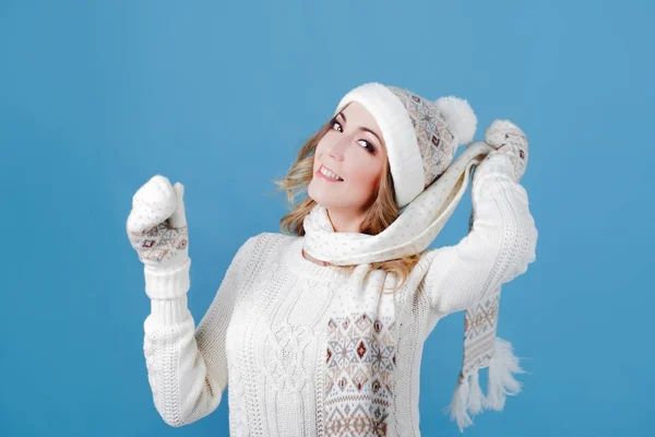 Mujer joven y atractiva en un suéter de punto. Usar una bufanda en el cuello —  Fotos de Stock