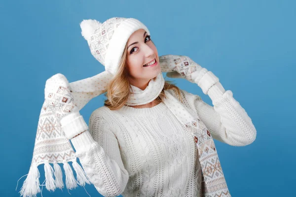 Junge und attraktive Frau im Strickpullover. einen Schal um den Hals zu tragen — Stockfoto