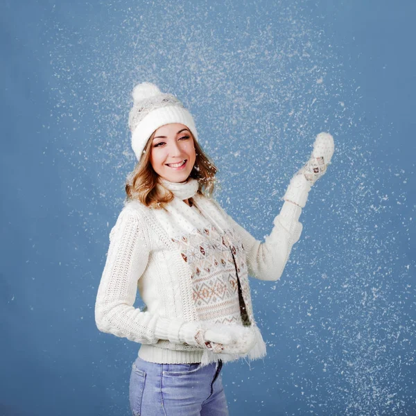 美丽的女孩在雪的云。穿着暖和的羊毛衣服的女人 — 图库照片