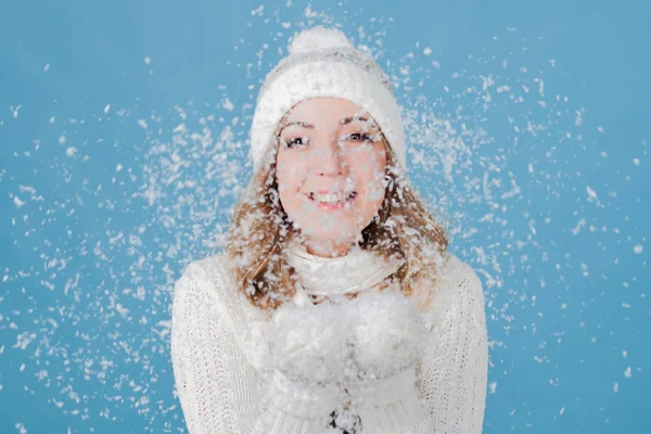 Ragazza felice ridere e giocare con la neve. Vestiti di lana a maglia — Foto Stock