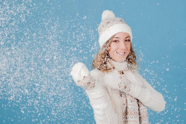 Mutlu kız gülerek ve kar ile oynuyor. Elbise örgü yün — Stok fotoğraf