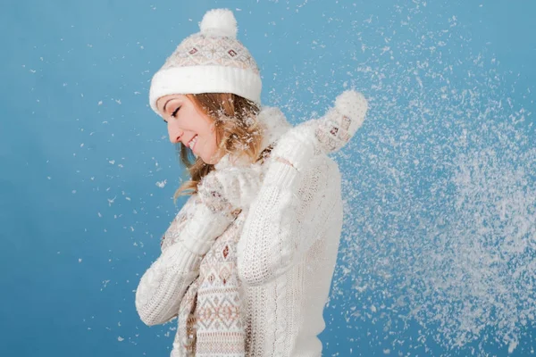 Glad tjej skrattar och leker med snö. Ylle stickade kläder — Stockfoto