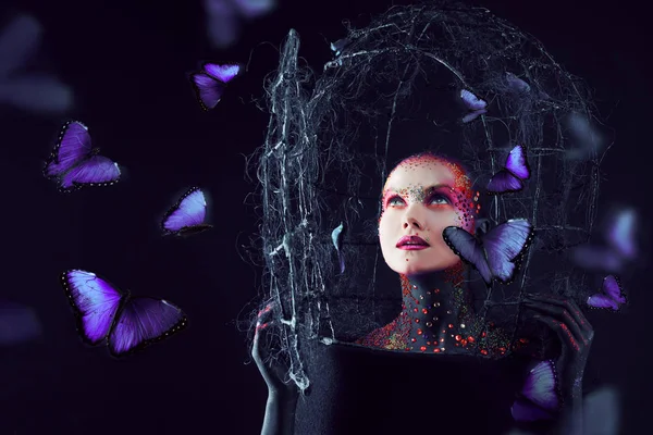 A alma liberta-se da jaula. Menina atraente nova em arte-maquiagem brilhante, um monte de borboletas — Fotografia de Stock
