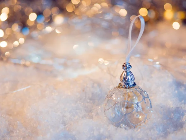 З Новим роком. Різдвяний м'яч на снігу святковий фон — стокове фото