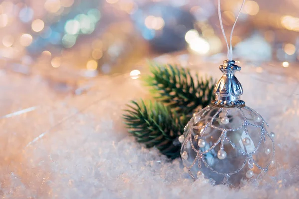 Felice anno nuovo. Palla di Natale sulla neve sfondo festivo — Foto Stock