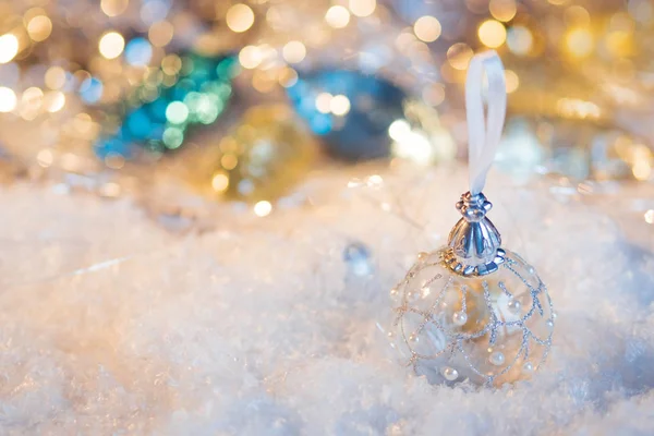 З Новим роком. Різдвяний м'яч на снігу святковий фон — стокове фото