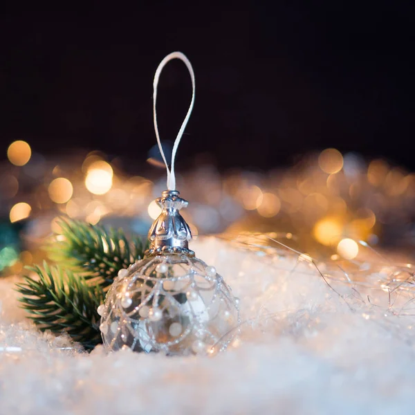 Gott Nytt År. Christmas boll på snö festliga bakgrunden — Stockfoto