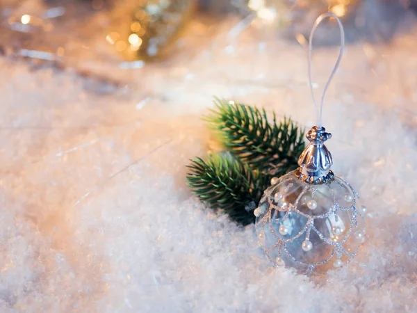 Felice anno nuovo. Palla di Natale sulla neve sfondo festivo — Foto Stock