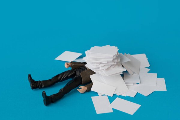 Концепция, люди, заваленные бумажной работой
