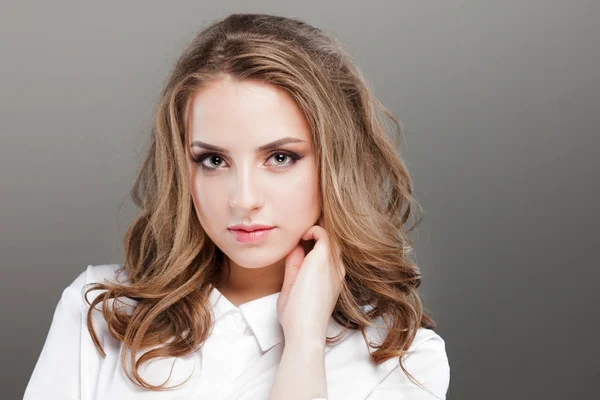 Hermosa joven en blusa blanca, retrato de cerca. Piel perfecta —  Fotos de Stock