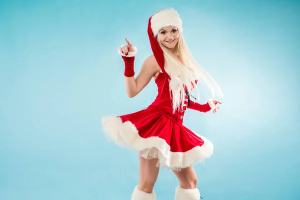 Encantadora mujer rubia en traje de Navidad. Traje Santa rojo con capucha . — Foto de Stock