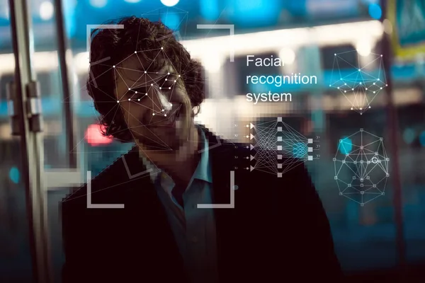 Facial Recognitie systeem, concept. Jonge man op de straat, gezichtsherkenning Rechtenvrije Stockfoto's