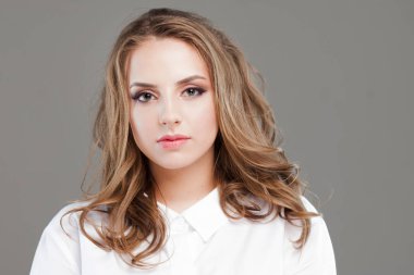 Beyaz bluz, portre yakın çekim güzel genç kadın. Mükemmel cilt