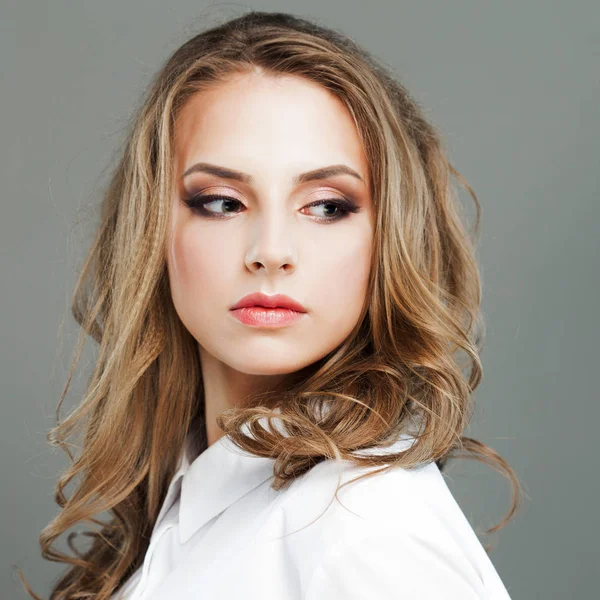 Piękna młoda kobieta w białej bluzce, close-up portret. Doskonałej skóry — Zdjęcie stockowe