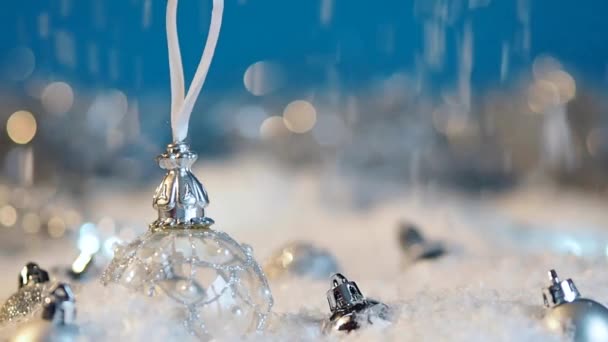 Weihnachtskugeln mit Schnee bedeckt, der Urlaub naht — Stockvideo