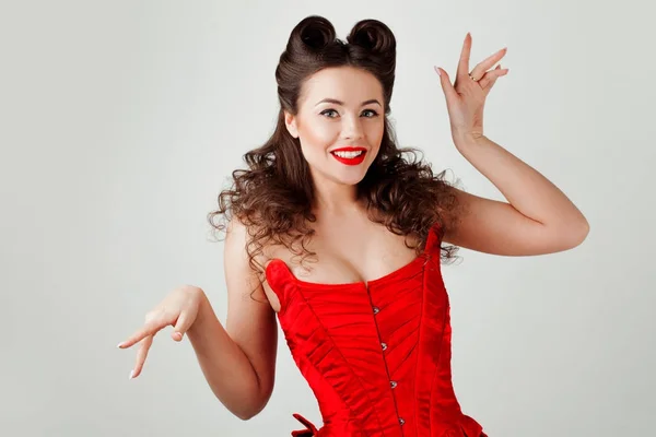 Affascinante signora in corsetto rosso, pin-up acconciatura — Foto Stock