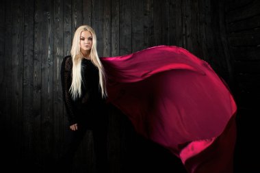 Parlak uçan kumaş, renk pembe bir koyu zemin üzerine şık sarışın