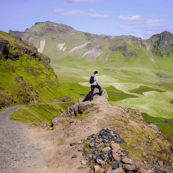 Escursionista in Islanda, turista in montagna — Foto Stock