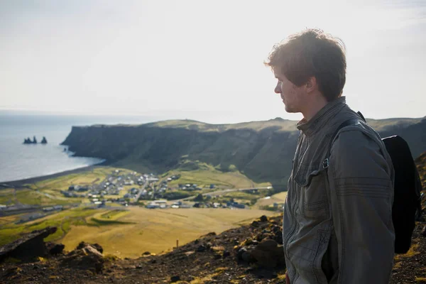 Caminhante na Islândia, turista nas montanhas — Fotografia de Stock